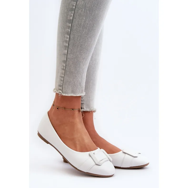 Ballerines en cuir écologique blanc avec ceinture et décoration Cadwenla blanche