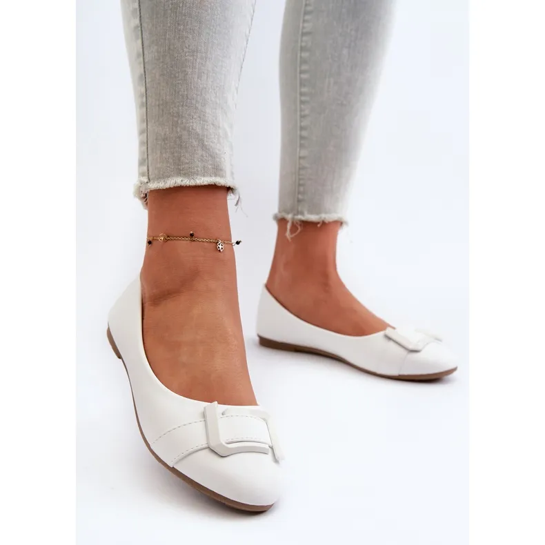 Ballerines en cuir écologique blanc avec ceinture et décoration Cadwenla blanche