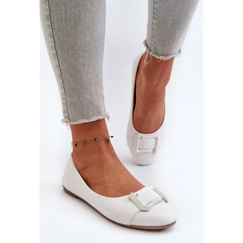 Ballerines en cuir écologique blanc avec ceinture et décoration Cadwenla blanche