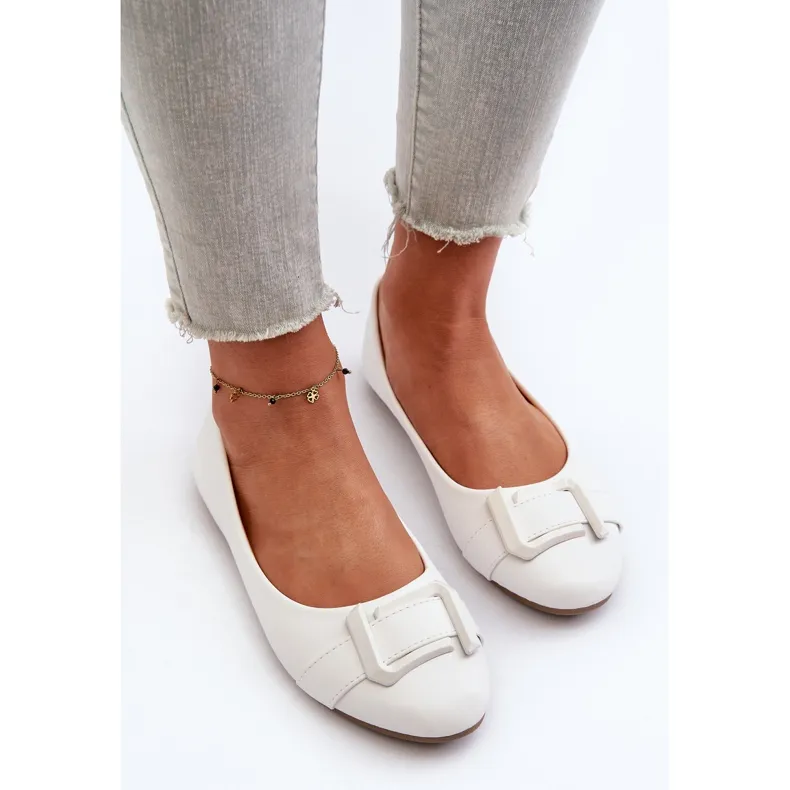 Ballerines en cuir écologique blanc avec ceinture et décoration Cadwenla blanche