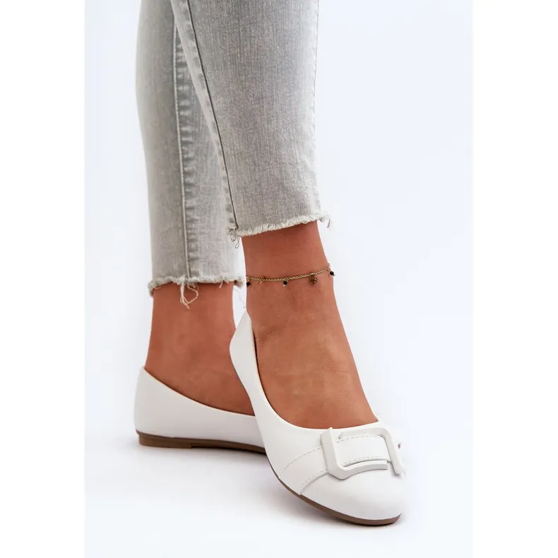 Ballerines en cuir écologique blanc avec ceinture et décoration Cadwenla blanche