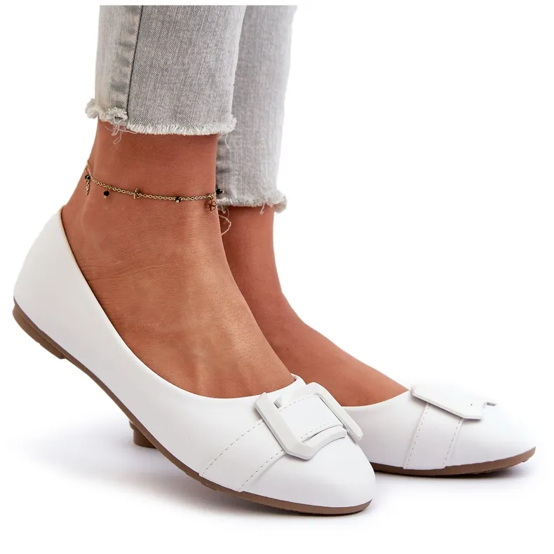 Ballerines en cuir écologique blanc avec ceinture et décoration Cadwenla blanche