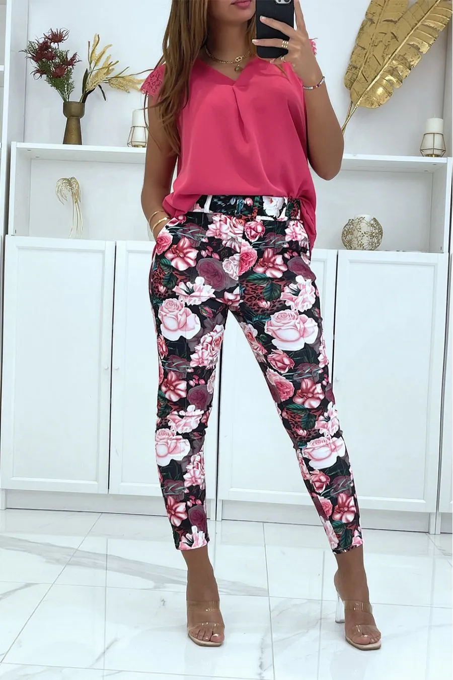 Pantalon stretch noir fleuris avec plis, poches et ceinture