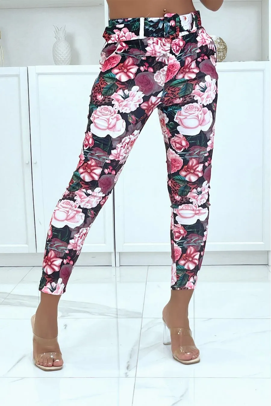 Pantalon stretch noir fleuris avec plis, poches et ceinture