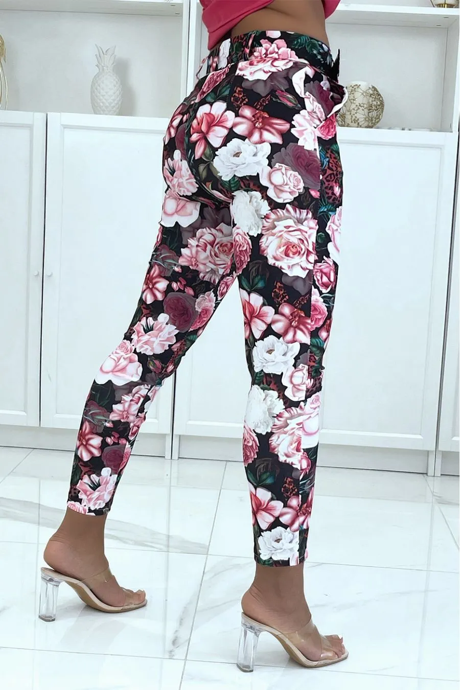 Pantalon stretch noir fleuris avec plis, poches et ceinture