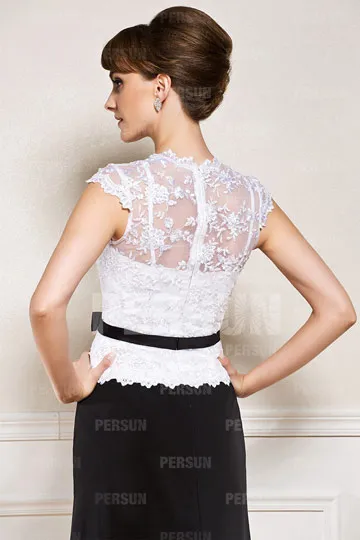 Robe courte blanche et noire avec ceinture noire à jupe irrégulière