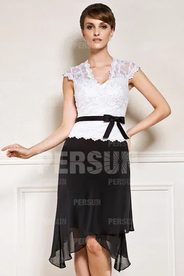 Robe courte blanche et noire avec ceinture noire à jupe irrégulière