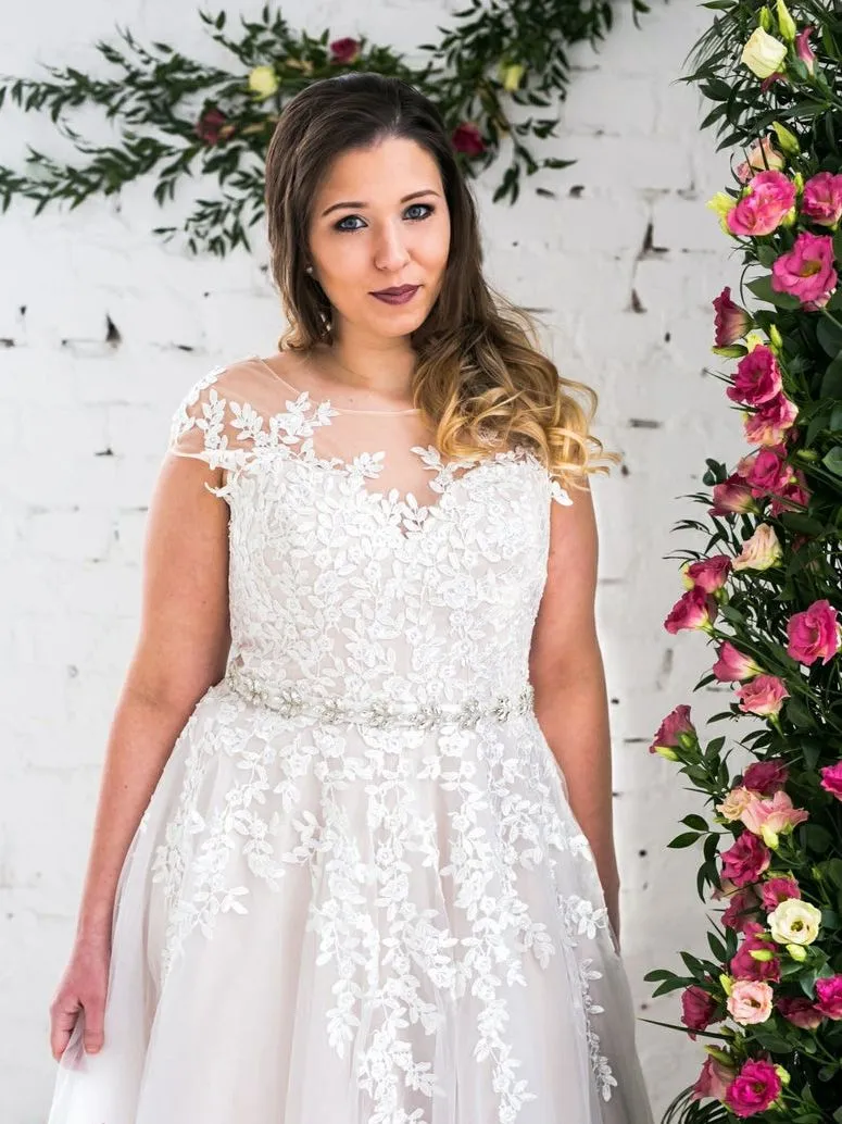 Robe De Mariée Femme Ronde Romantique Tulle Dentelle Avec Ceinture