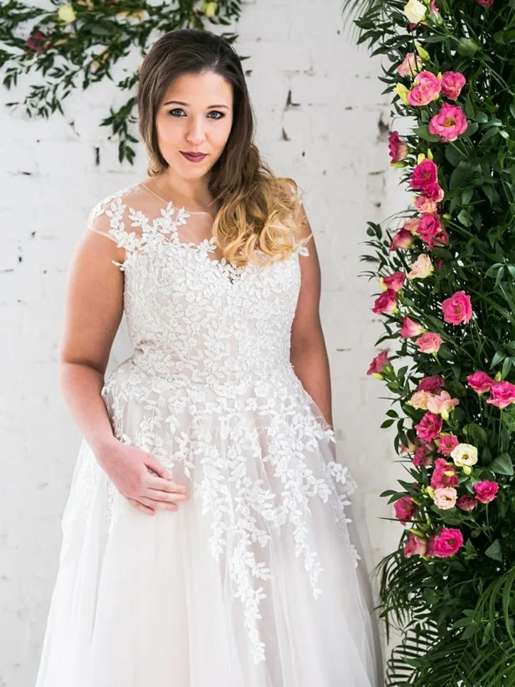 Robe De Mariée Femme Ronde Romantique Tulle Dentelle Avec Ceinture