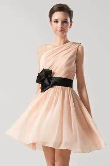 Robe de soiré courte pour mariage asymétrique plissé avec une ceinture noire orné de fleurs