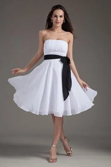 Robe de soirée blanche courte bustier plissé avec une ceinture noire