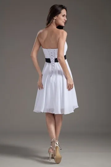 Robe de soirée blanche courte bustier plissé avec une ceinture noire