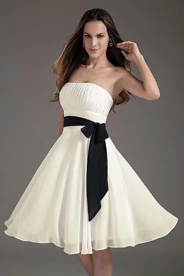 Robe de soirée blanche courte bustier plissé avec une ceinture noire