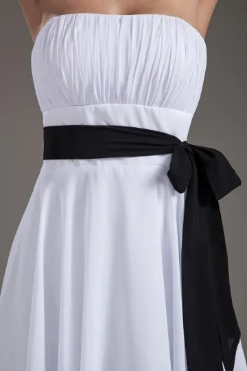 Robe de soirée blanche courte bustier plissé avec une ceinture noire