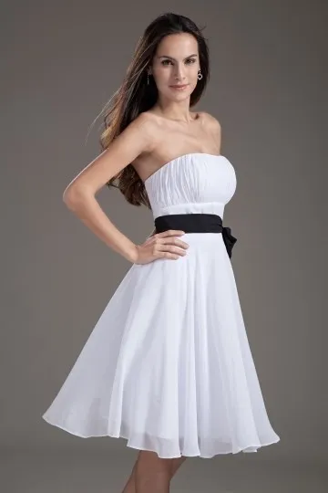 Robe de soirée blanche courte bustier plissé avec une ceinture noire