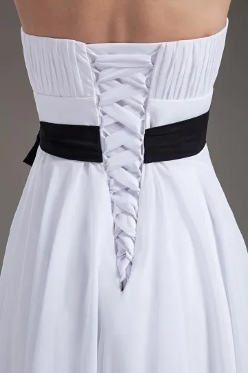 Robe de soirée blanche courte bustier plissé avec une ceinture noire