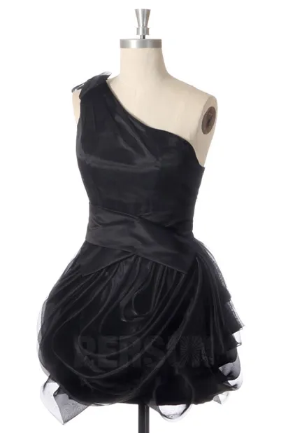 Robe de soirée courte asymétrique avec une ceinture noeud noire